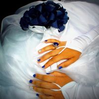 unhas, vestido e buquê
