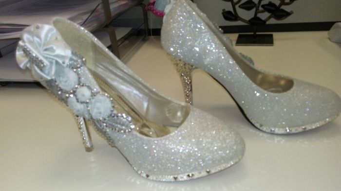 Sapatos com aplicação de pedrarias - 1