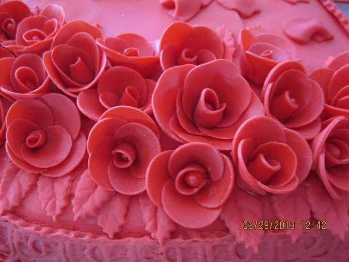 Detalhe das rosas do bolo do noivado