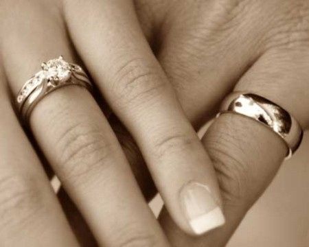 alianças diferentes e anel de noivado