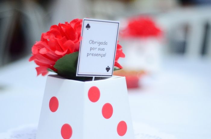 Centro de mesa - Um dado com flor e uma carta de baralho