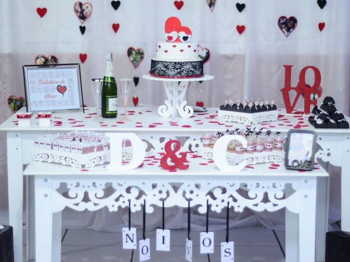 Mesa de decoração - Na lateral da mesa tinha dois dados que fiz com puff