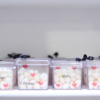 Lembrancinhas - Um dado com que completa uma frase ( Juntos, somos, mais, felizes e completos)