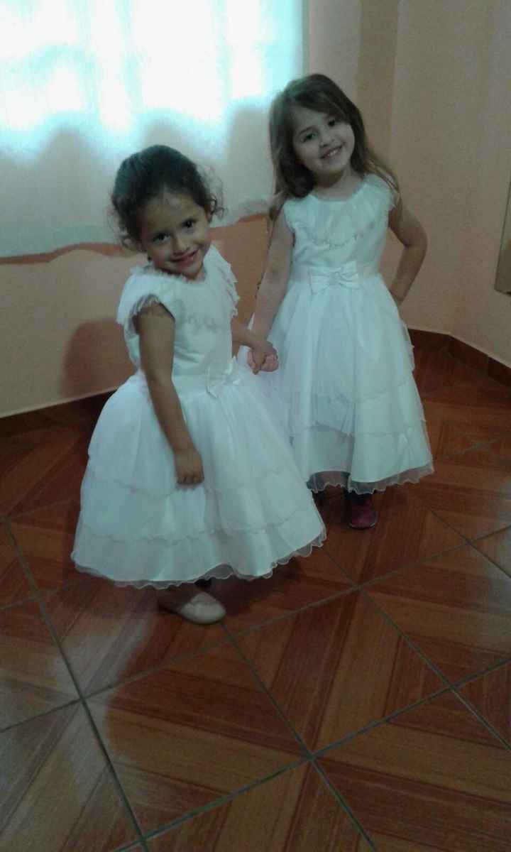 A maior é a Laura, minha prima e a menor, a Manu, minha irmã