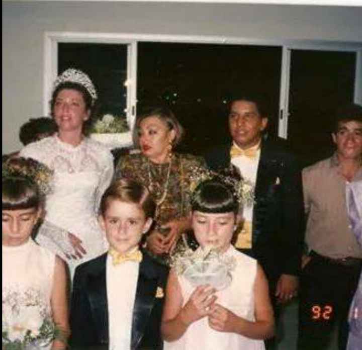 Casamento da minha tia (irmã caçula da minha mãe) em 1992, eu estava com 2 aninhos, pena que não est