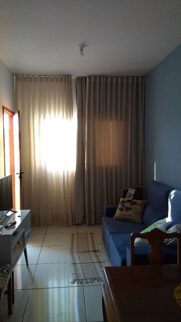 Nossa sala pintada e já com cortina ( agora falta o pendente no teto, mas haja grana rsrs)