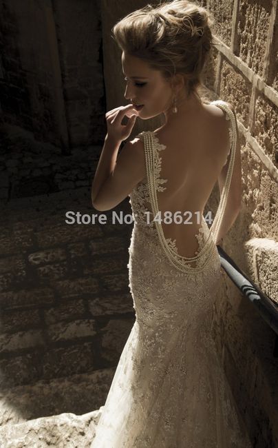 Vestido com corrente de perolas nas costas.