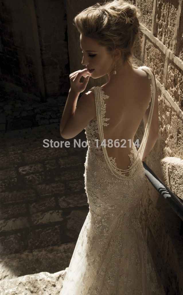Vestido com corrente de perolas nas costas.