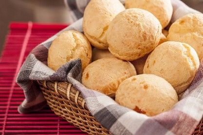 pão de queijo não pode faltar, vou comprar um balde grande de massa pronta e só assar