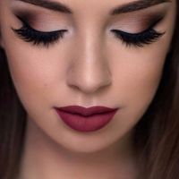 Batom escuro + Cílios postiços + Sombra leve e escura nas laterais = Make diva ♥