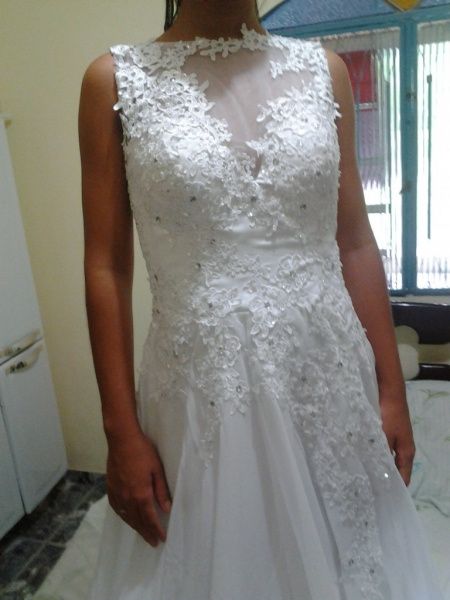 frente do vestido no corpo