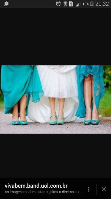 Vestidos de madrinha de cor e modelo iguais. - 1