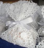 Em sacolinha de renda