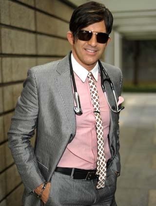 Dr. Rey (noivo com terno brilhante)