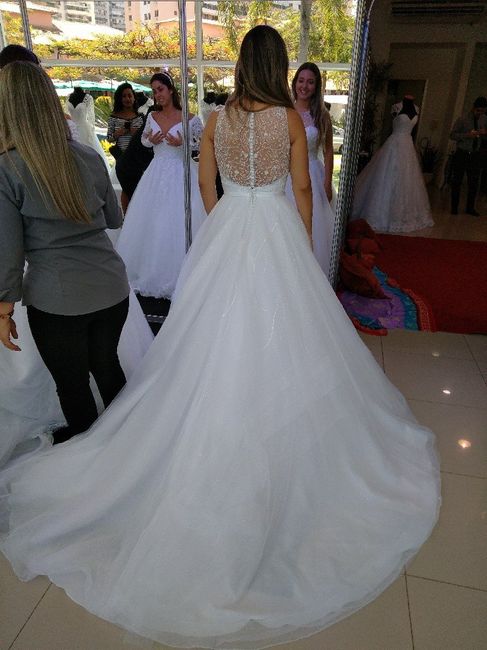 Primeira vez com vestidos de noiva. 3