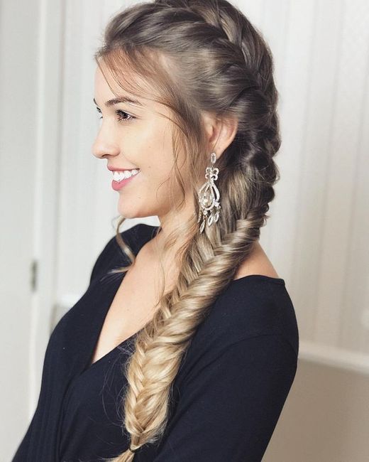 Trança estilo escama de peixe, com o cabelo mais solto