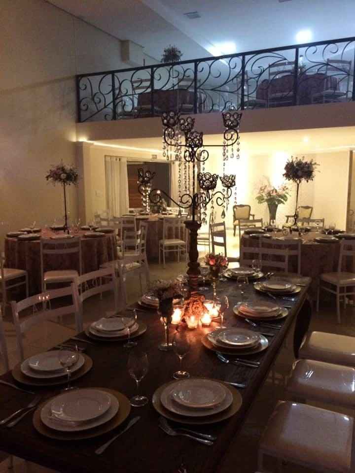 SALÃO DECORADO COM CANDELABROS (QUE É O QUE EU QUERO)