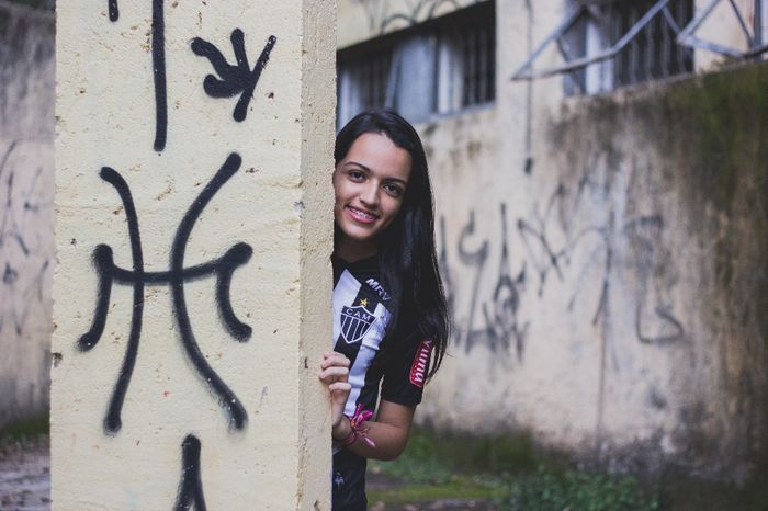 um outro local do parque que tem um muro e umas colunas pichadas. fica bem urbano