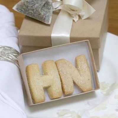 Biscoitos com as iniciais dos noivos