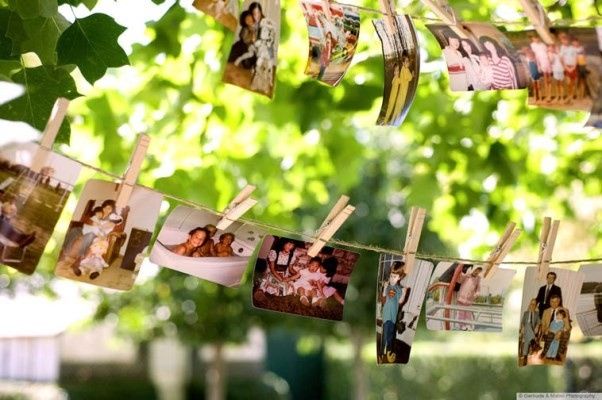 Varal de fotos na decoração do casamento.