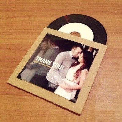 CD com a trilha sonora do casal. 