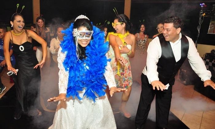 Baladinha com o noivo ?