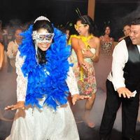 Baladinha com o noivo ?