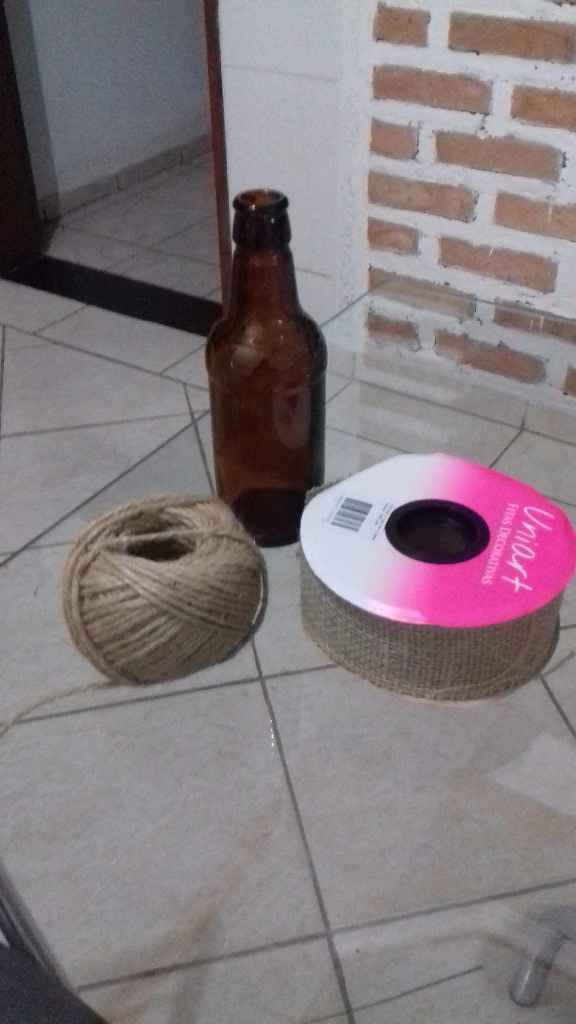 Materiais que usei (Garrafa de cerveja pequena, barbante de cisal e fita de juta)
