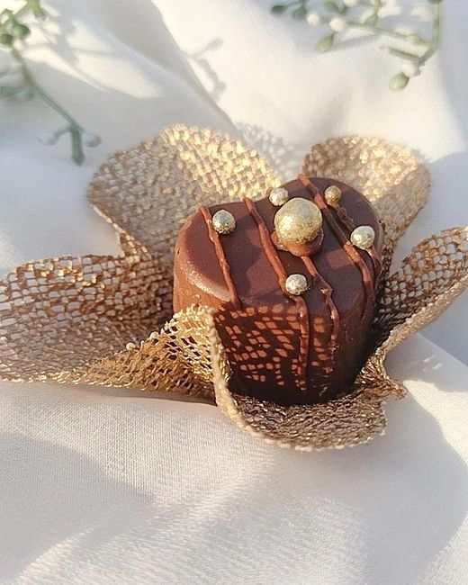 Bombom de coração de chocolate preto com perólas