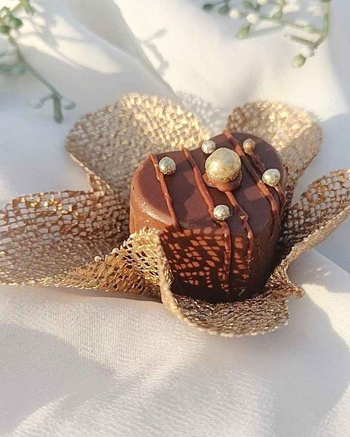 Bombom de coração de chocolate preto com perólas