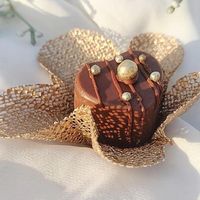 Bombom de coração de chocolate preto com perólas