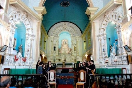 Dentro da igreja