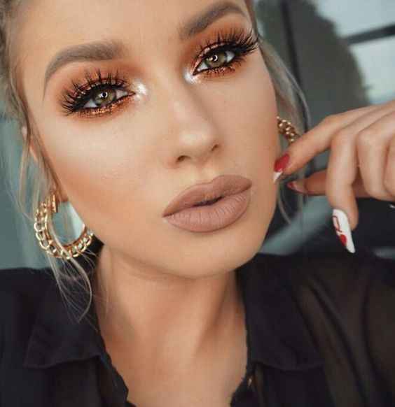 Make dourada com cílios poderosos