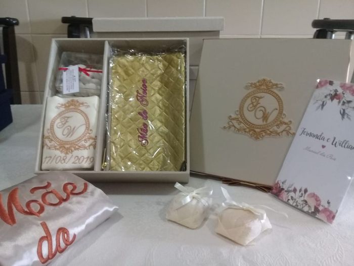 Caixa mães e avós: Necessaire personalizada, bem casado, robe personalizado, amêndoas brancas, toalh