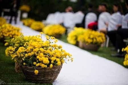 Amor em forma de arranjos florais amarelos 