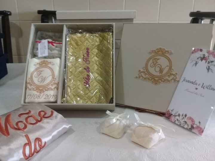 Caixa mães e avós: Necessaire personalizada, bem casado, robe personalizado, amêndoas brancas, toalh