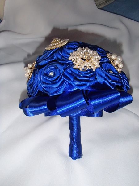Buquê cetim azul royal, broches e pérolas