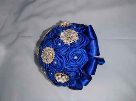 Buquê cetim azul royal, broches e pérolas
