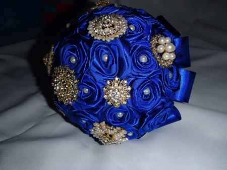 Buquê cetim azul royal, broches e pérolas