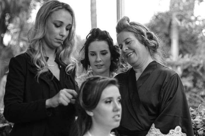 Mãe e Irmã vendo o penteado