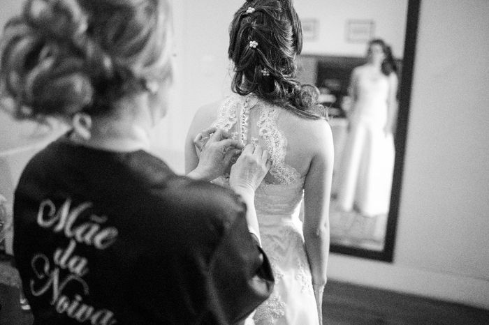 Minha mãe abotoando meu vestido