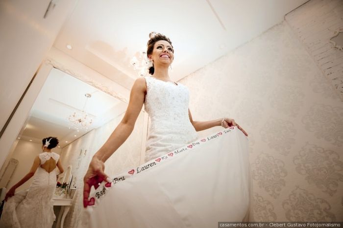 O que significa colocar nomes na barra do vestido da noiva? 1