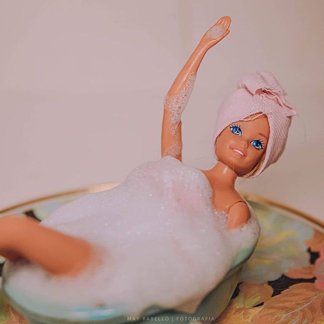 Quarentena criativa: fotógrafa faz 'casamento' de bonecos da Barbie 👰🤵 1