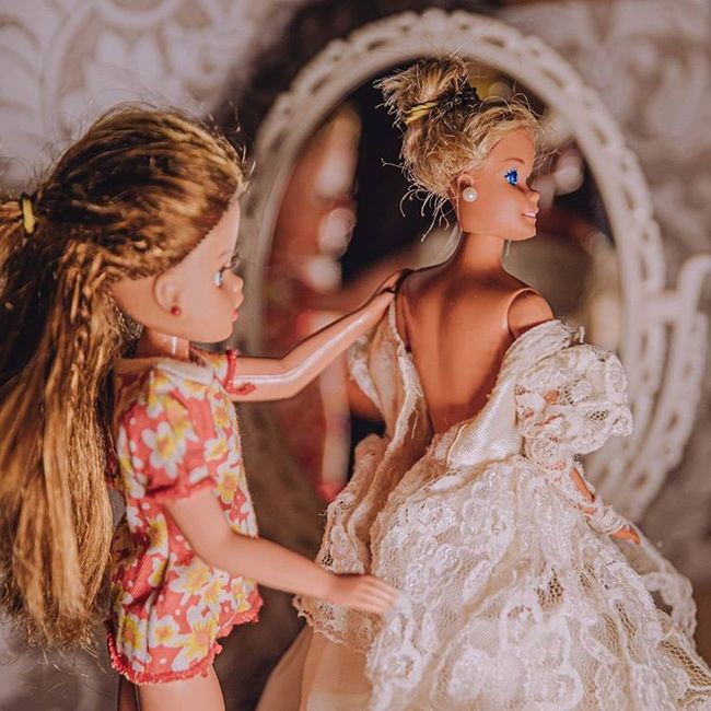 Quarentena criativa: fotógrafa faz 'casamento' de bonecos da Barbie 👰🤵 5