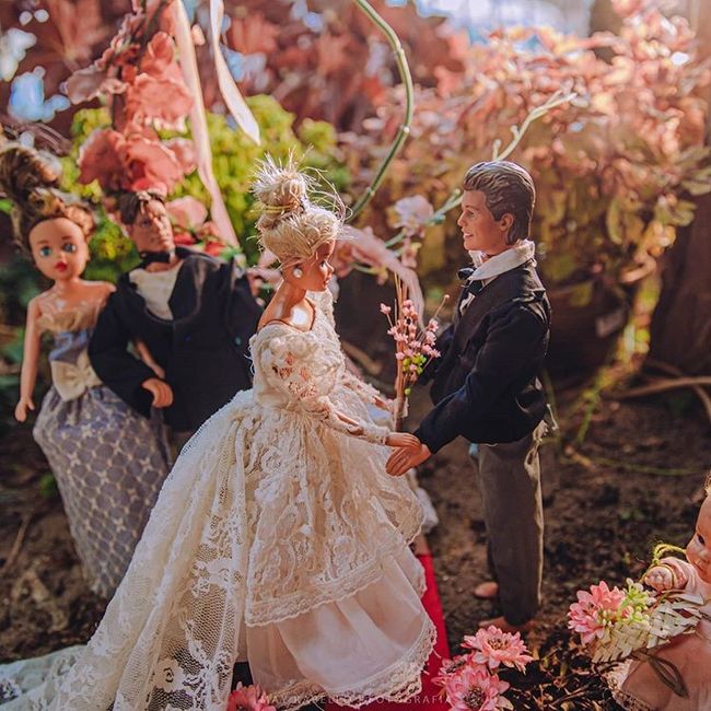 Quarentena criativa: fotógrafa faz 'casamento' de bonecos da Barbie 👰🤵 8