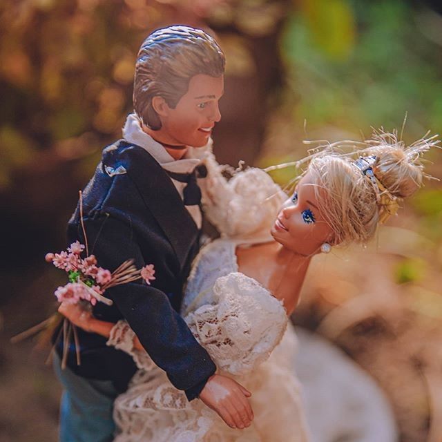 Quarentena criativa: fotógrafa faz 'casamento' de bonecos da Barbie 👰🤵 10