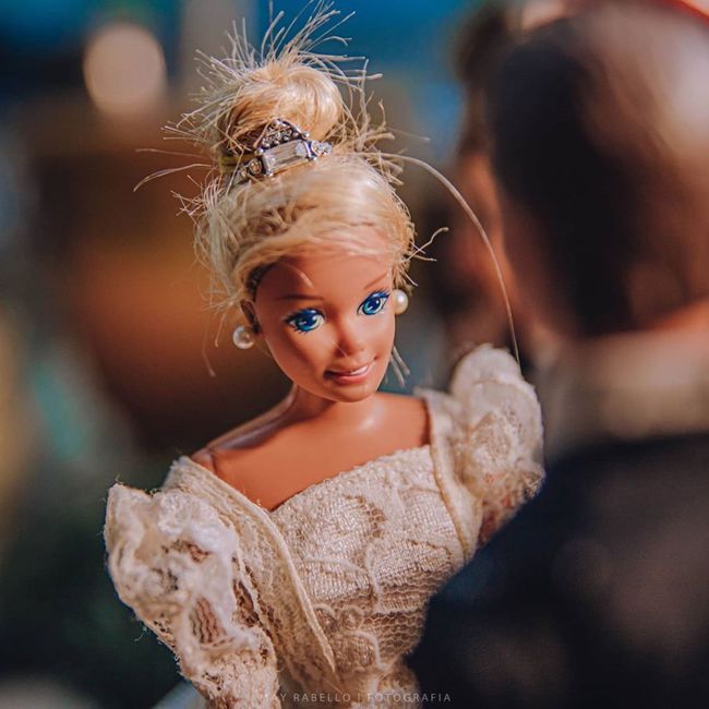 Quarentena criativa: fotógrafa faz 'casamento' de bonecos da Barbie 👰🤵 9