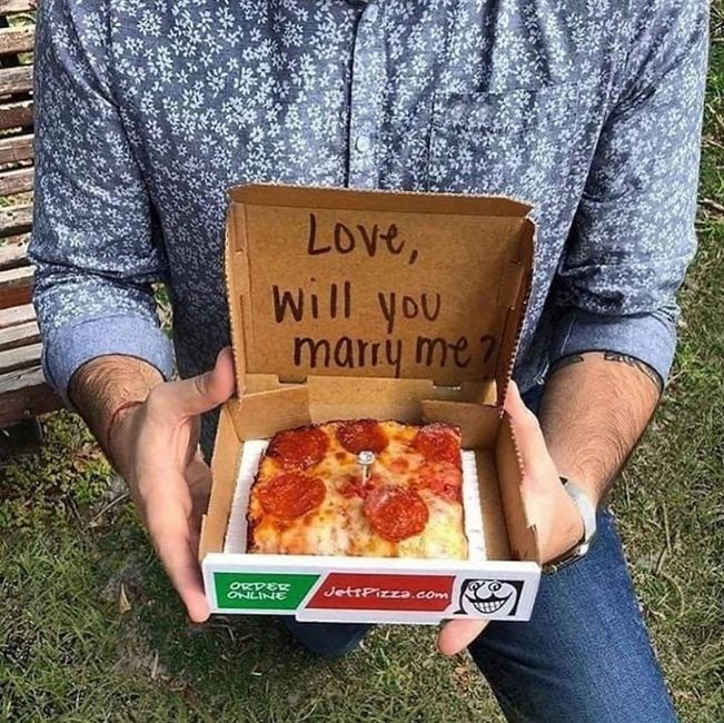 Se você recebesse um pedido de casamento assim, você... 💍🍕 1