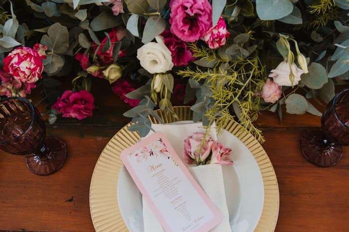 Do rústico ao clássico: 15 modelos de menus para apresentar o cardápio do seu casamento! 6