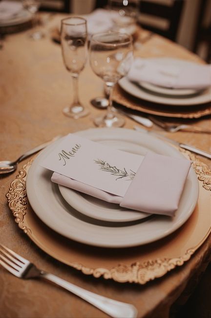Do rústico ao clássico: 15 modelos de menus para apresentar o cardápio do seu casamento! 8